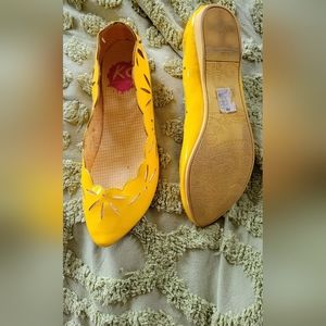 Rocke Dog yellow flats, size 6.5